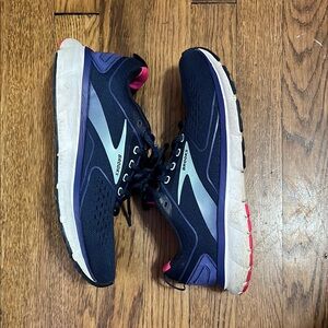 Brooks Transmit 3 Women's Navy and Pink Athletic Shoes